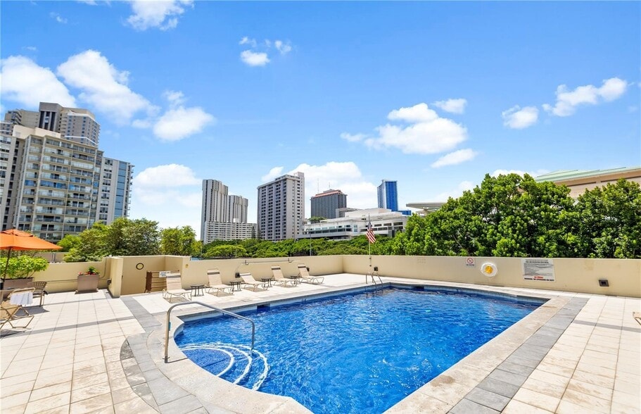 Building Photo - 1717 Ala Wai Blvd
