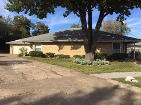 Building Photo - 2430 Lakeview Cir