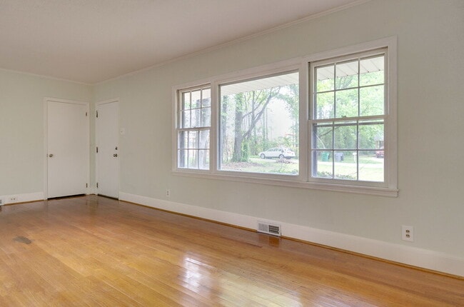 Building Photo - 827 Glendora Dr