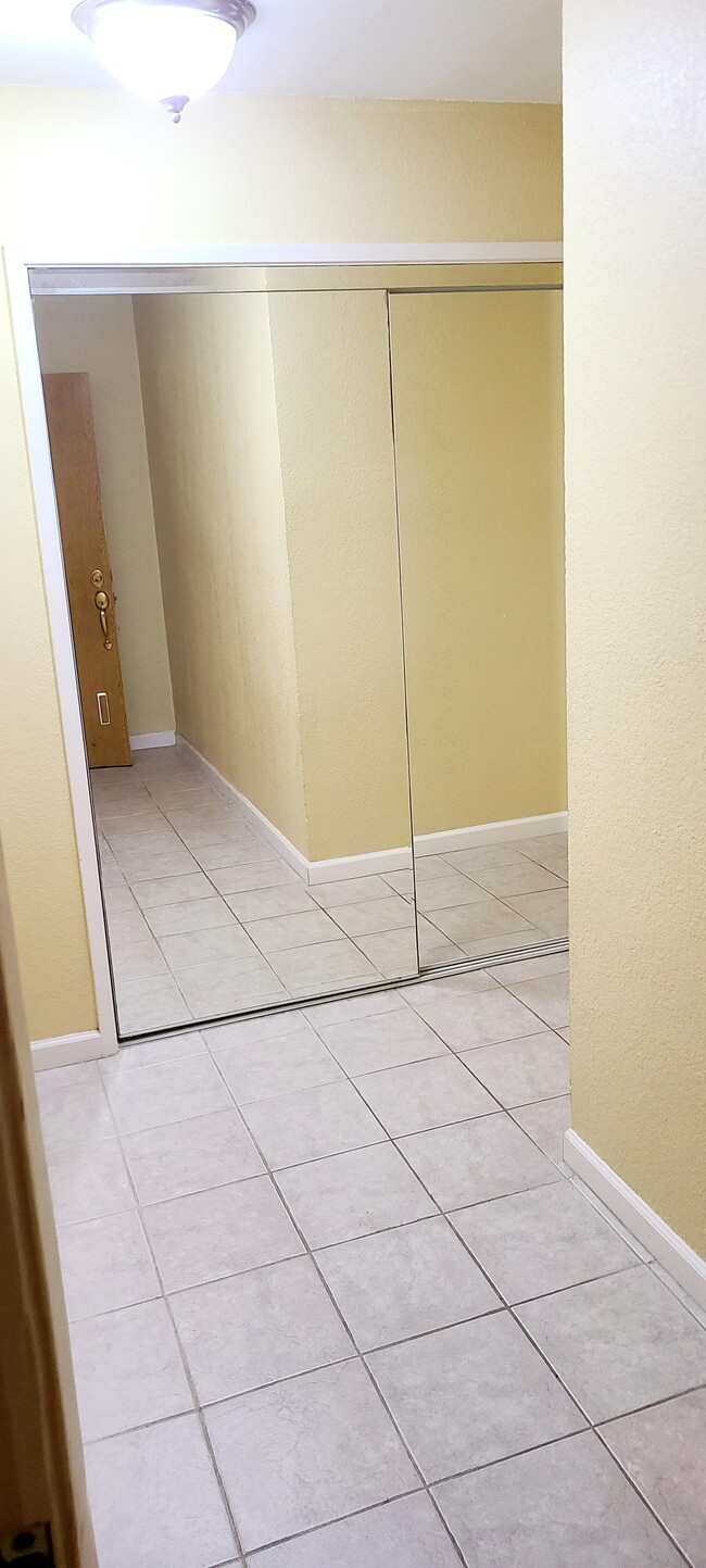 Front entry way and hallway closet. - 466 Crescent St