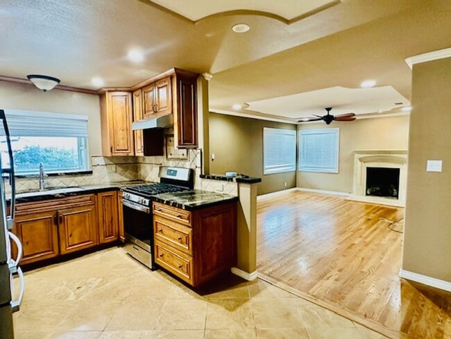Building Photo - Move right in! This is an ideal home, gorg...