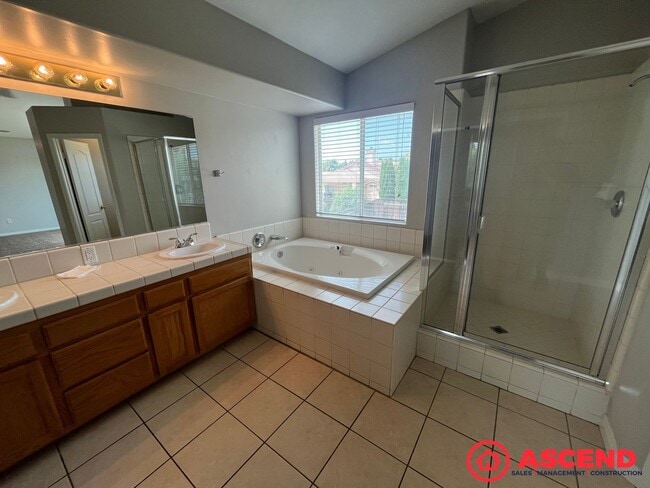 Building Photo - Stunning 5 Bedroom In Gated Community!