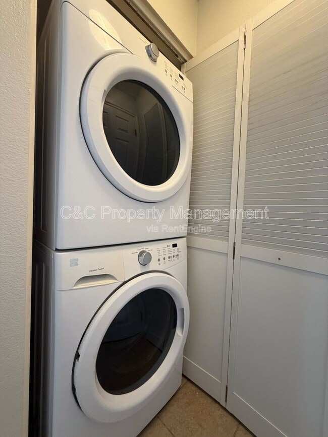 Building Photo - 1045 Peach Ave