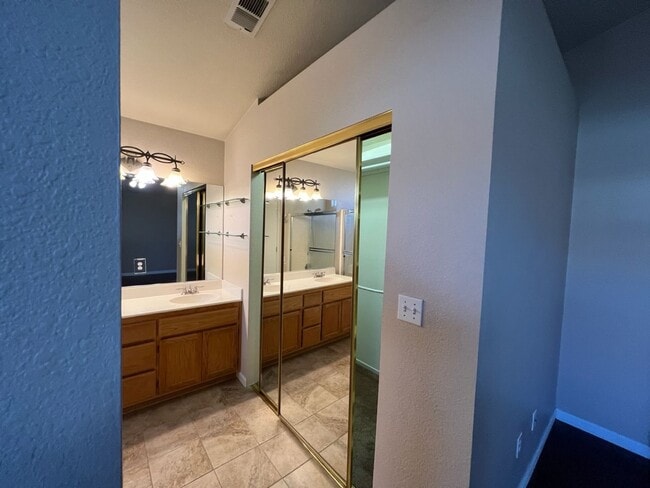 Building Photo - 3-bedroom single story in Merced!
