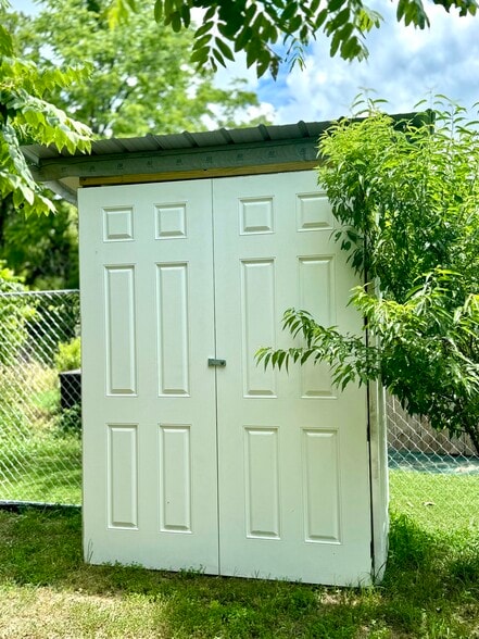 Apt. Storage Building - 2437 Jaguar Rd