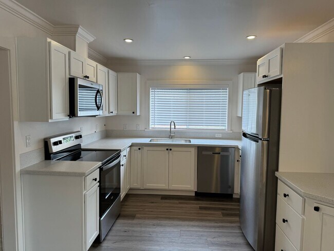 Building Photo - Updated 3 bedroom 2 bathroom duplex in his...
