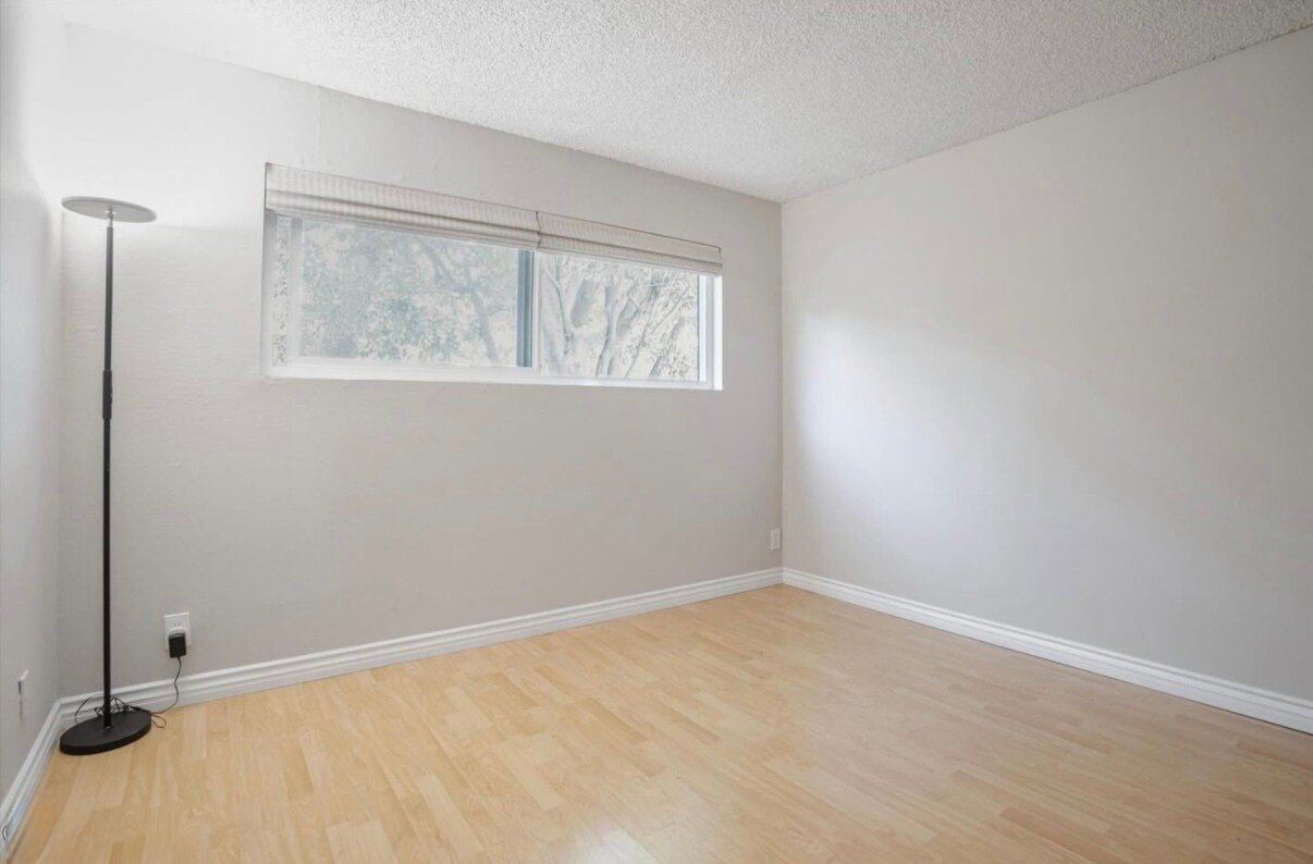 Building Photo - 8577 Rugby Dr