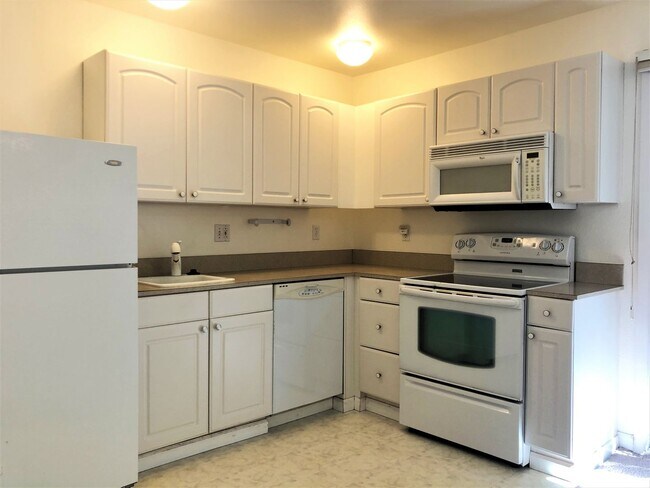 Building Photo - Fantastic Kirkland Home Available with Lar...