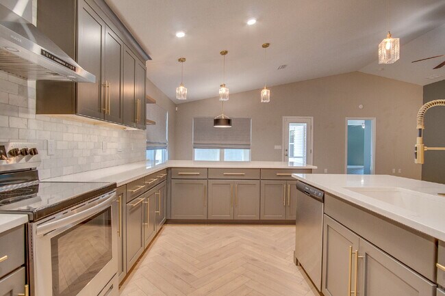 Building Photo - Spacious 4-Bedroom Home in Milton Near I-1...