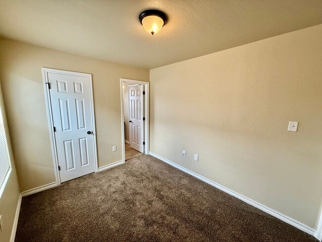 Building Photo - Beautiful 3 BR, 2.5 bath townhome located in the Judson School District