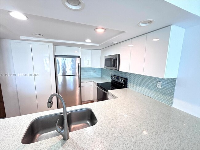 Building Photo - 400 South Pointe Dr