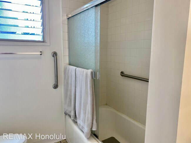 Building Photo - 2 br, 2 bath House - 2355 Ala Wai Blvd Apt...