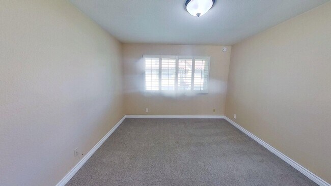Building Photo - Spacious 2 Bed 2.5 Bath Townhouse in Irvine!