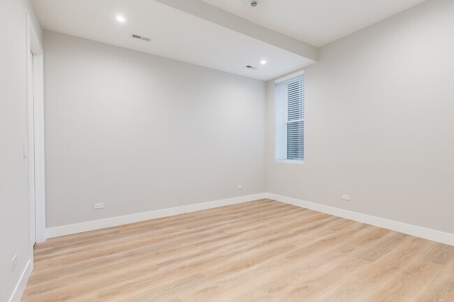 Building Photo - 864 N State St
