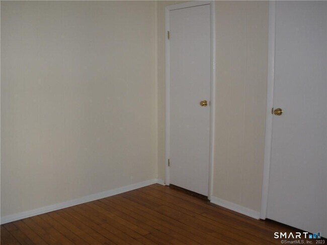 Building Photo - 803 Cove Rd
