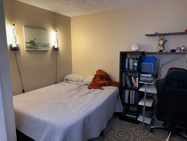 Building Photo - Spacious Corner Town Home With Large Yard