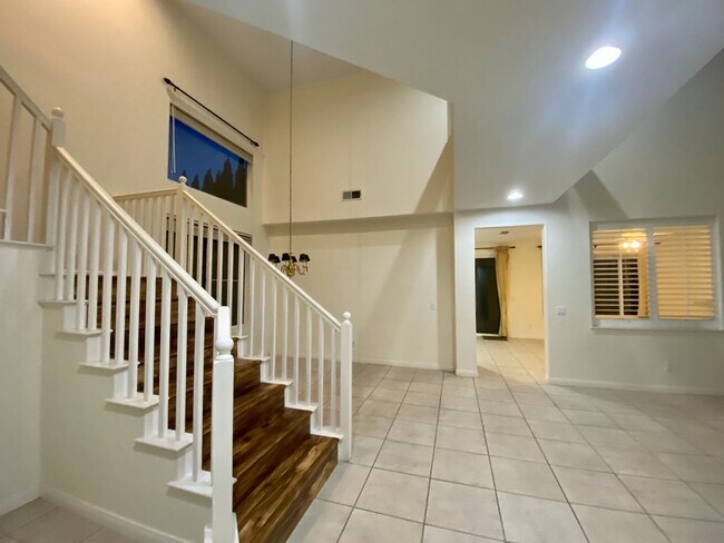 Building Photo - Desirable 5br3 car garage executive home b...