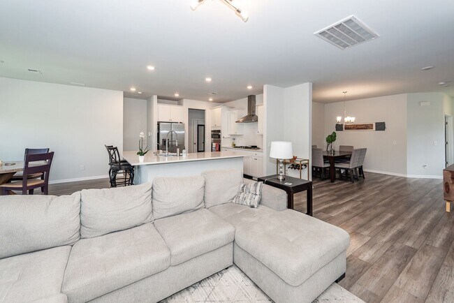 Building Photo - 6 Bedroom 4.5 Bath in Limehouse Village - Summerville