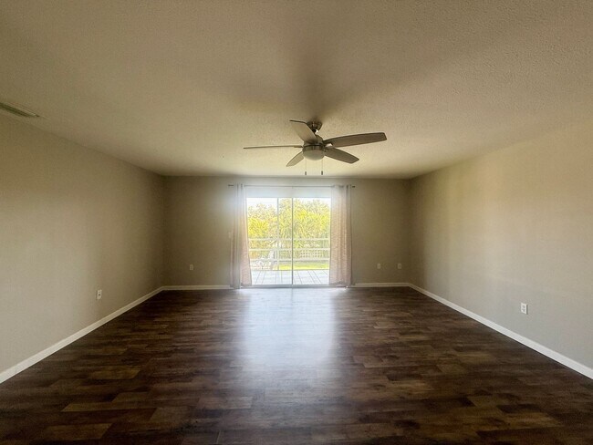 Building Photo - Centrally Located 2Bed/2Bath Condo for Rent in Sarasota