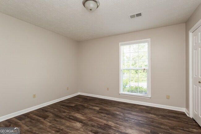 Building Photo - 8560 Glenwoods Dr