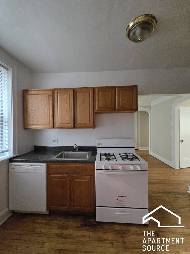 Building Photo - 1806 W Farwell Ave