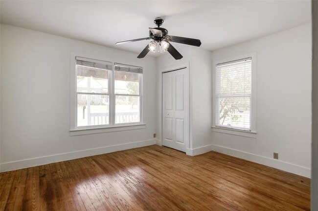 Building Photo - 917 W 4th St