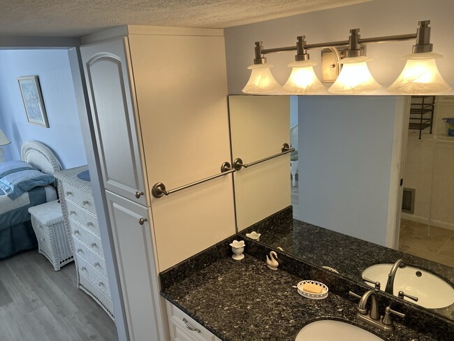 Building Photo - 3215 S Lakeview Cir