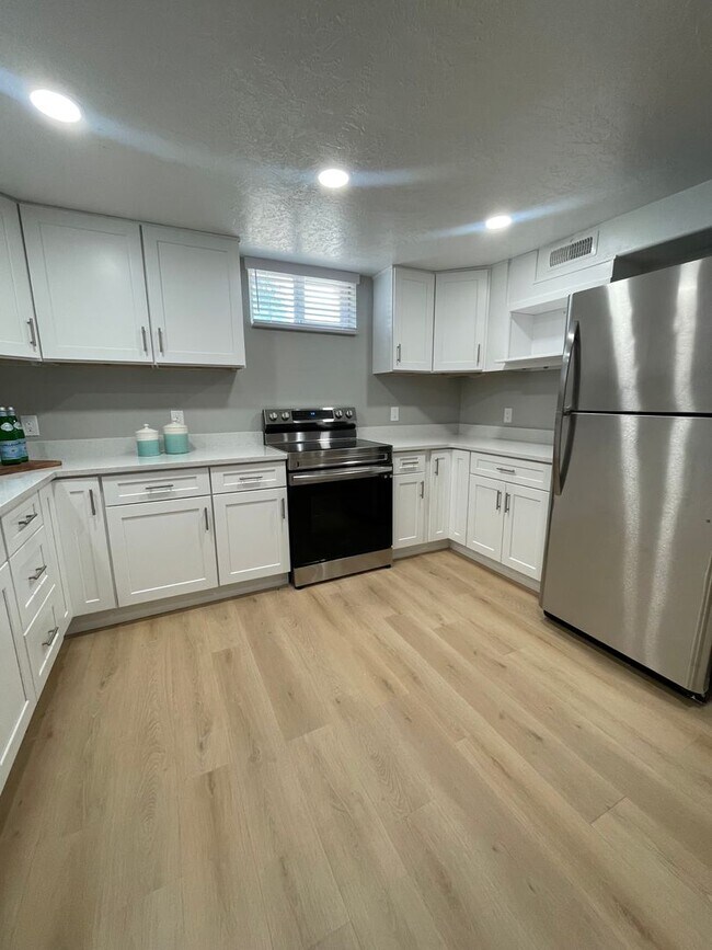 Building Photo - Spacious 5 Bedroom House in Salt Lake