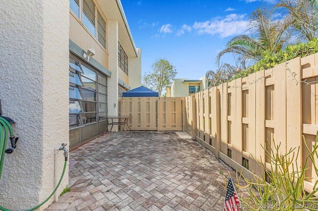 Building Photo - 1500 NE 13th Terrace