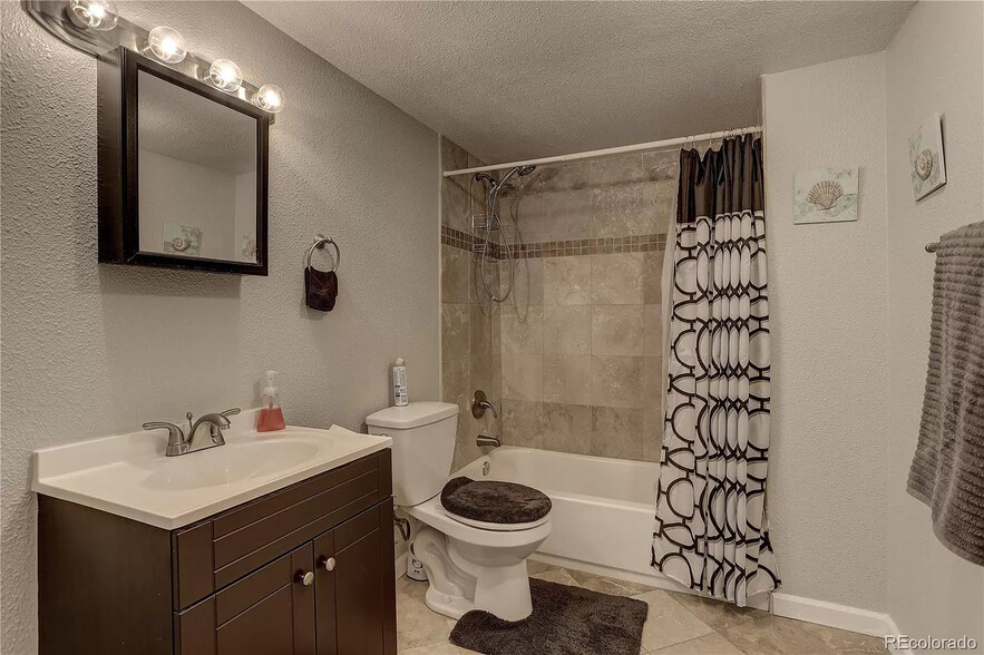 Master bath - 4161 Milwaukee St