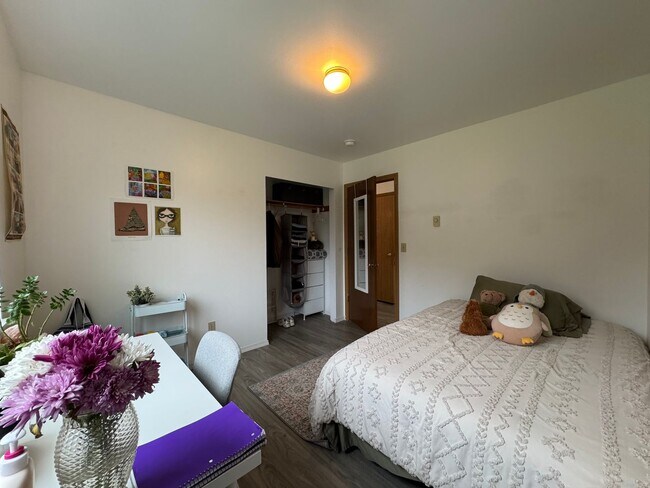 Building Photo - 4 Bedroom 2 Bathroom Duplex - Near WWU