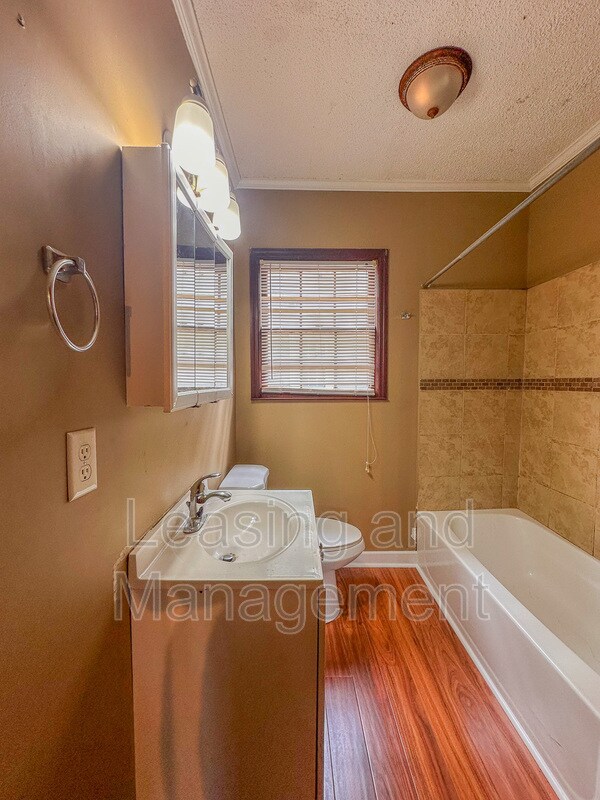 Building Photo - 211 W Poplar St
