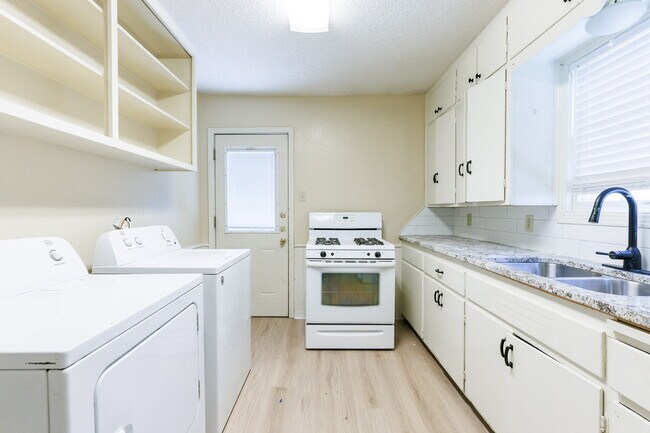 Building Photo - Charming Home Near Texas Tech – Modern Upg...