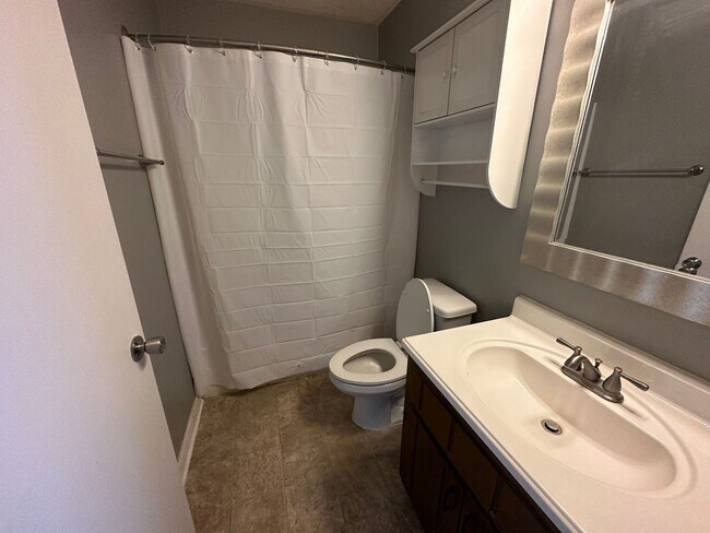 Building Photo - Upstairs unit ON THE GOLF COURSE!