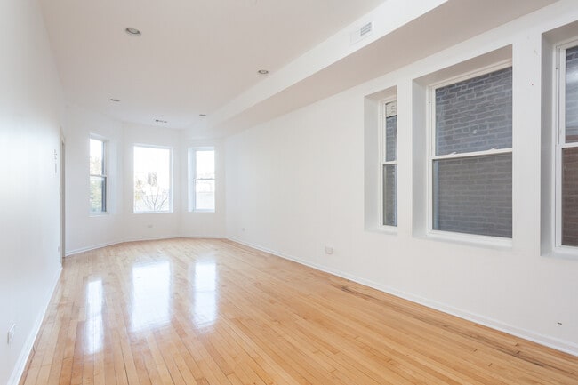 Building Photo - 944 N California Ave