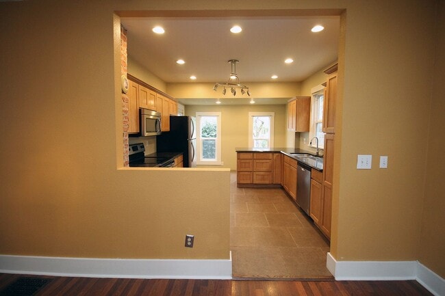 Building Photo - 3824 N Kerby Ave