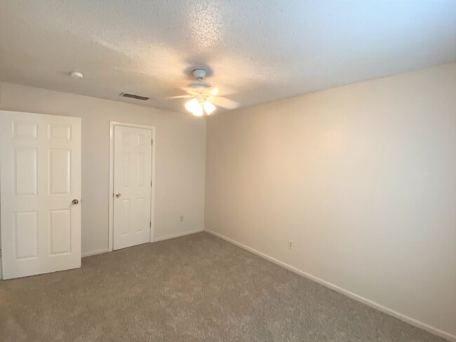 Building Photo - MOVE IN SPECIAL 1/2 OFF FIRST MONTH RENT *...