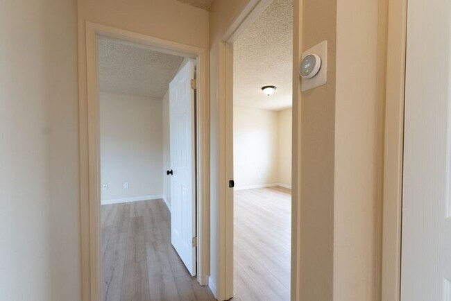 Building Photo - Newly Remodeled 2 bedroom 1 bathroom Seaside Apartment!