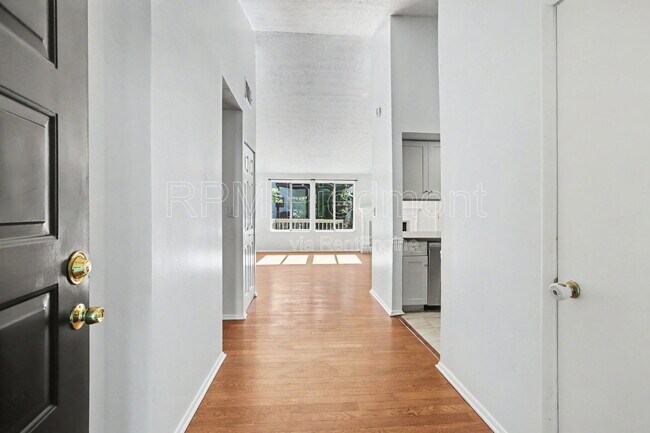 Building Photo - 10475 Willow View Cir