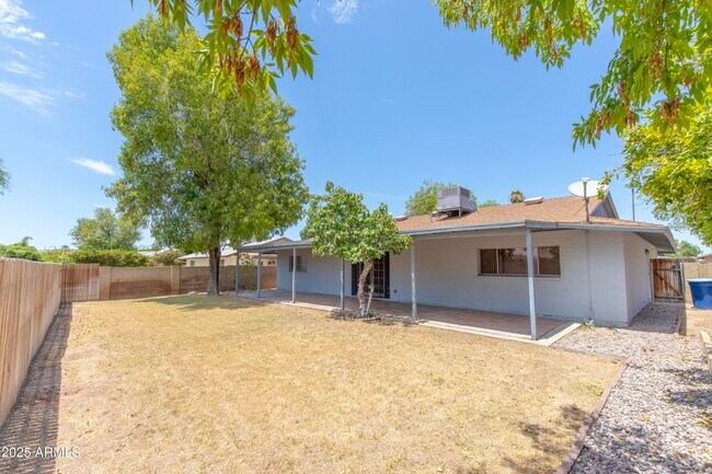 Building Photo - 1049 E Carter Dr