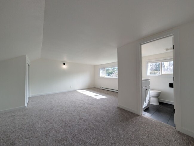 Building Photo - updated 4bed/2bath duplex near Oakway Rd