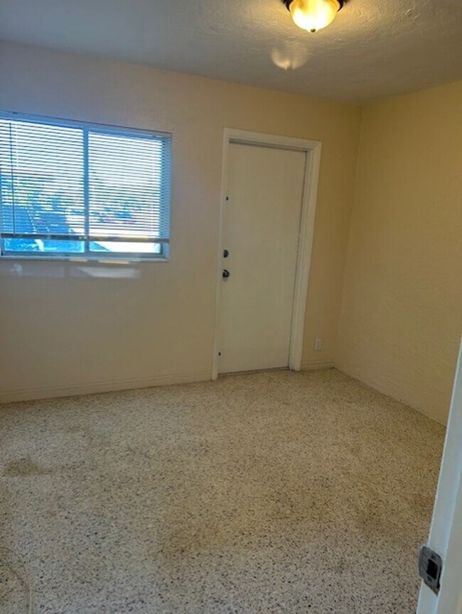 Building Photo - Well maintained 1/1 centrally located