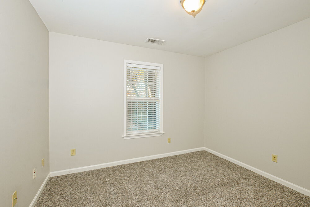 Building Photo - 1550 Far Dr