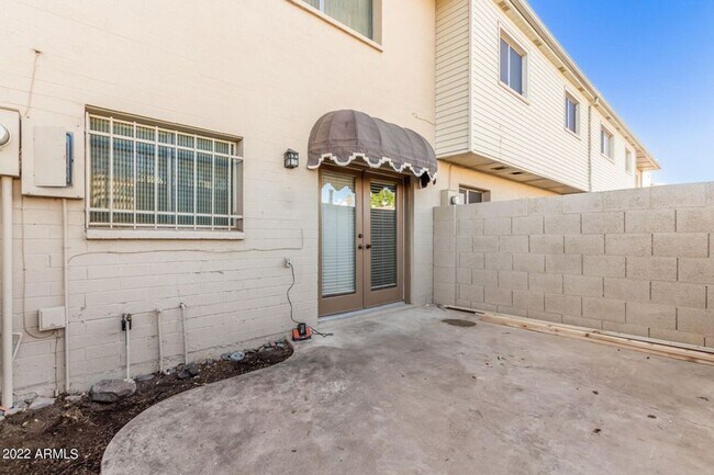 Building Photo - Great Location in Scottsdale!  2 bedroom, 1.5 bath, community pool