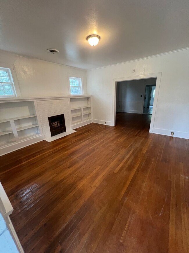 Building Photo - 905 S 23rd St