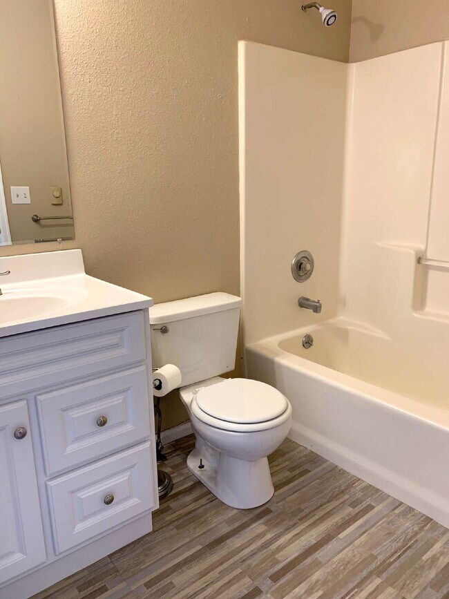 Building Photo - "Spacious 4-Bedroom Haven with 2 Full Baths in Prime Fort Collins Location!"