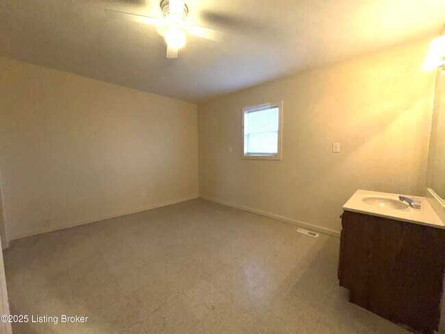 Building Photo - 9909 Mt Eden Rd