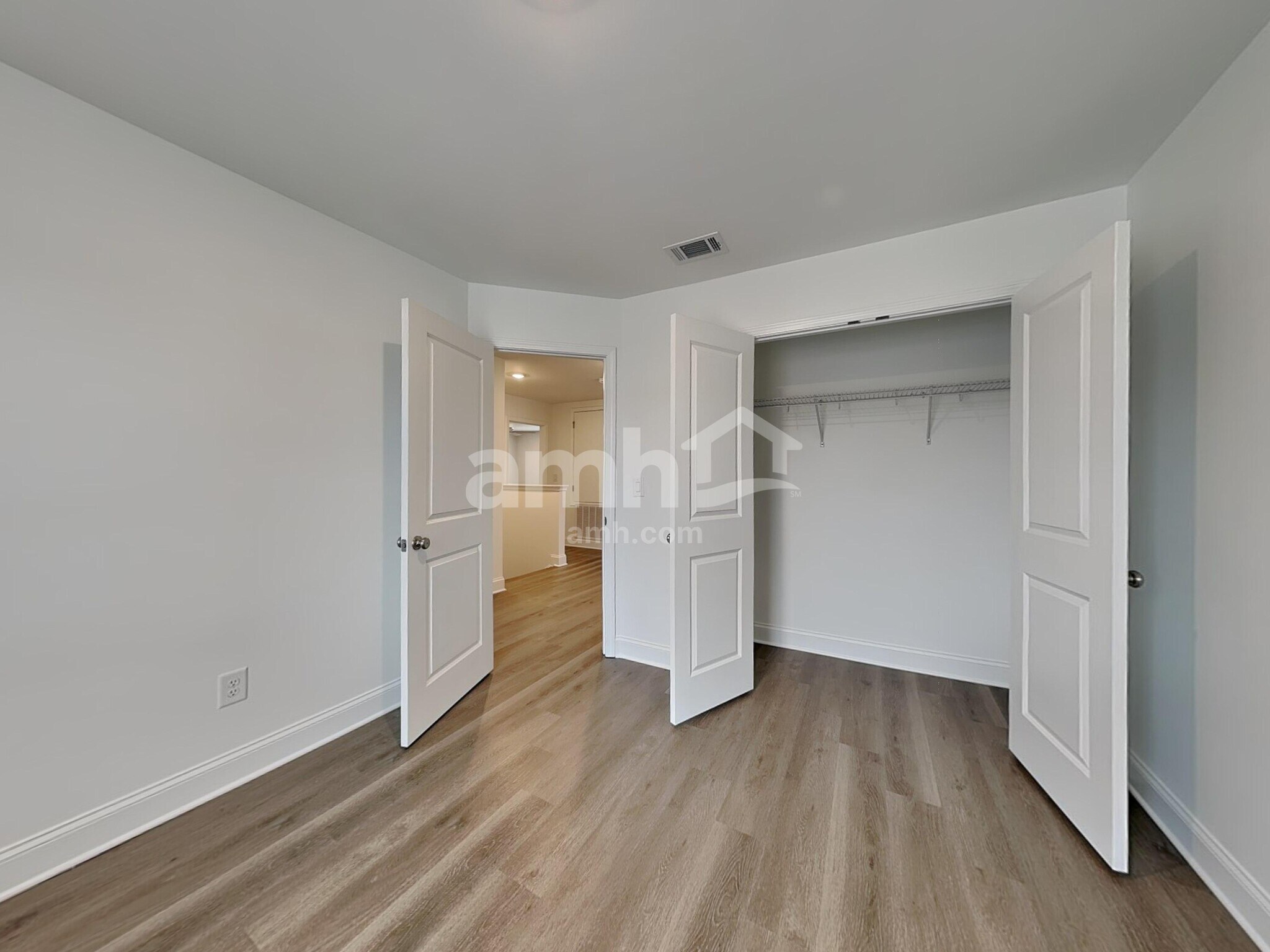 Building Photo - 496 Pointe Dr