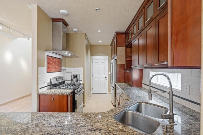 Building Photo - Unique 3-bdrm/2.5-bath duplex w/ A/C—Priva...