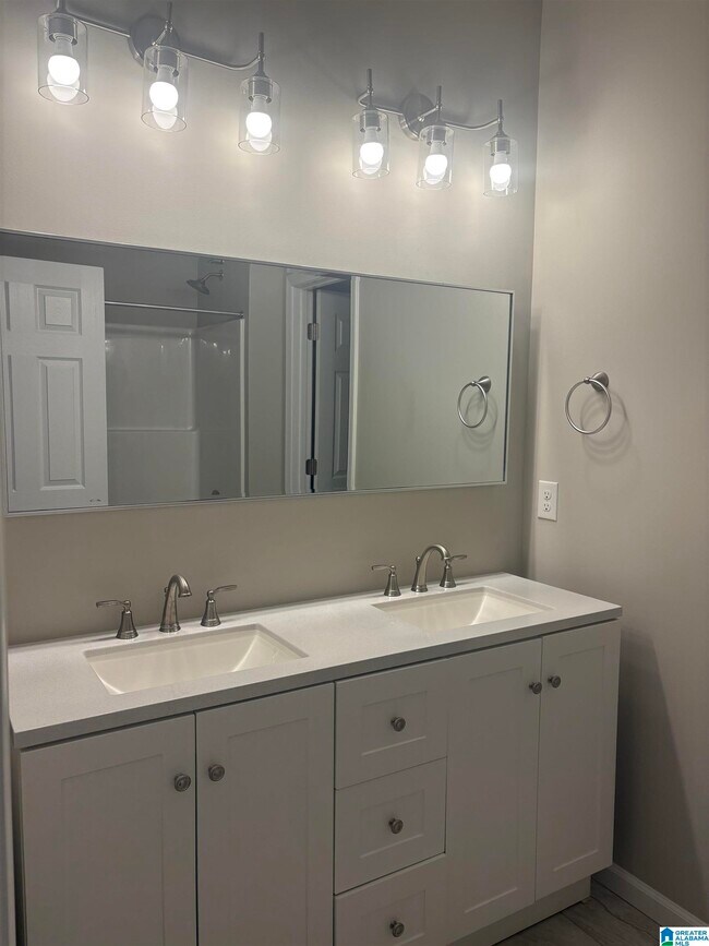 Building Photo - 1107 Cherry Cir